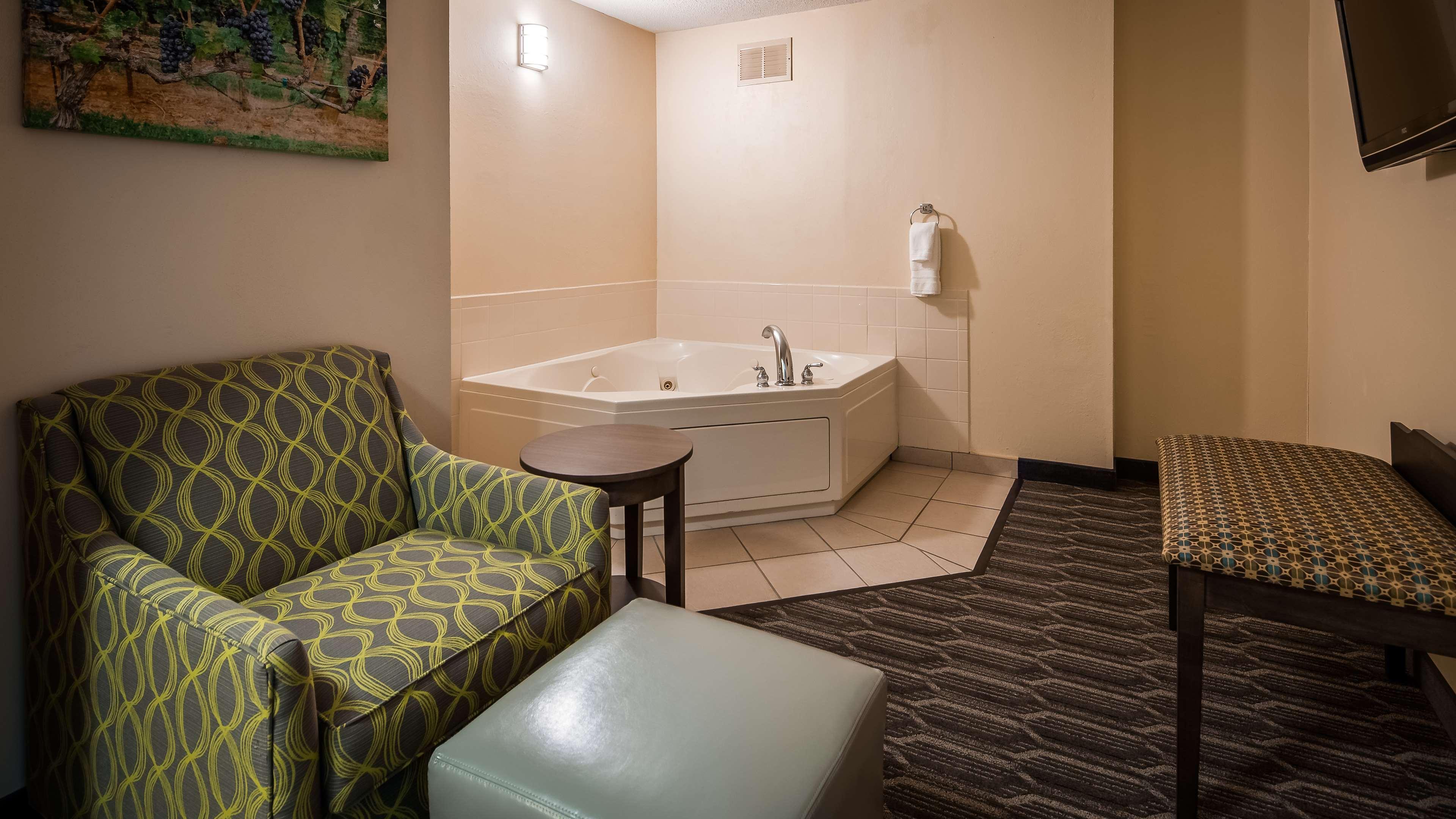Best Western Plus Yadkin Valley Inn & Suites Jonesville Экстерьер фото