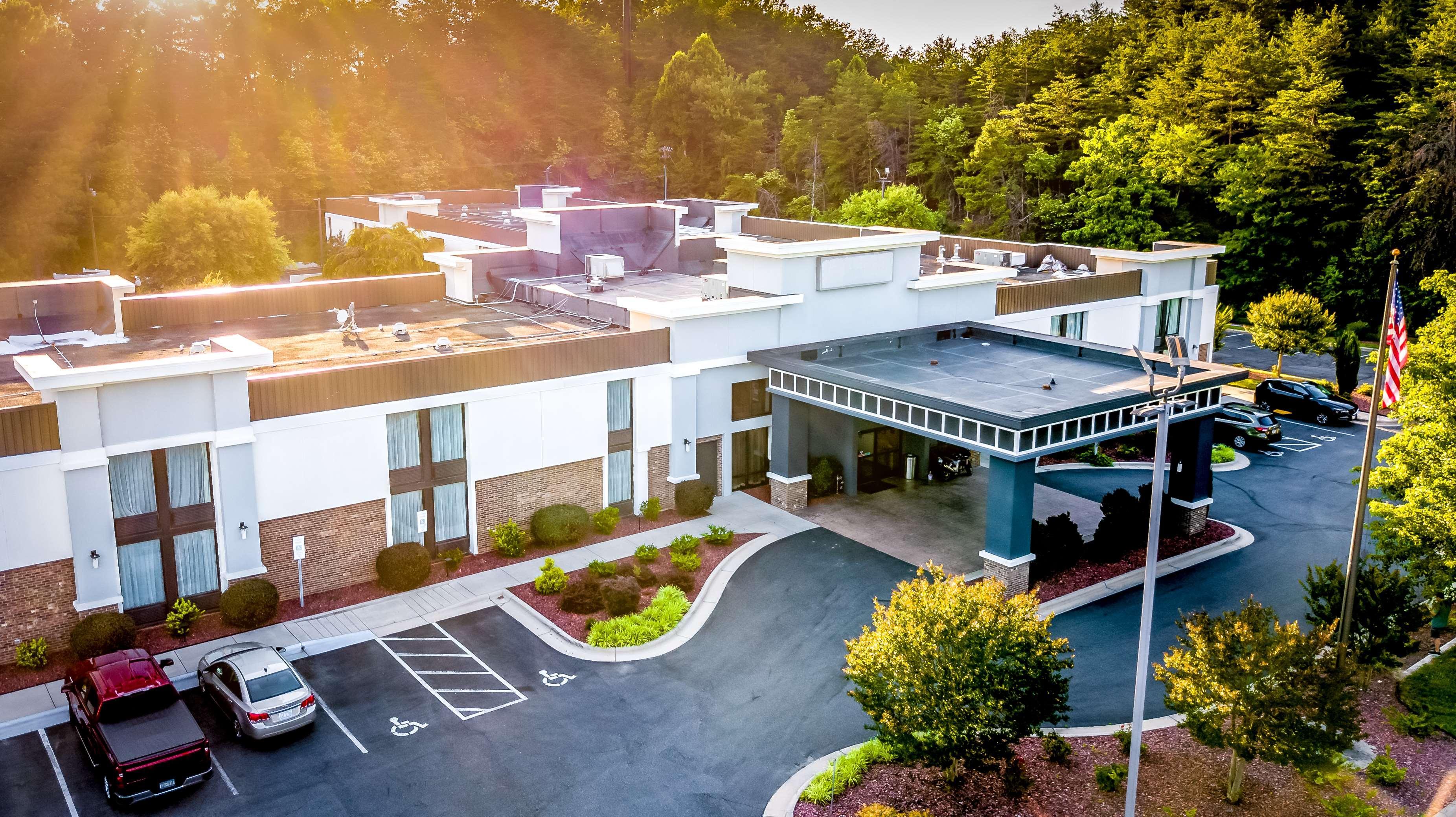 Best Western Plus Yadkin Valley Inn & Suites Jonesville Экстерьер фото